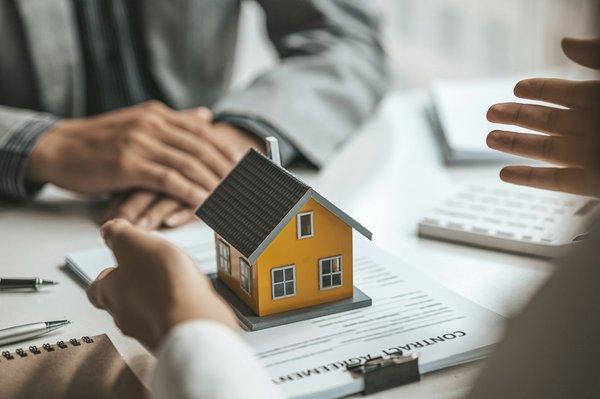 Acheter un bien immobilier à paris et sur l'île de ré: notre guide